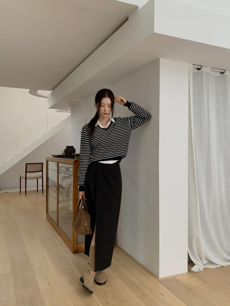 Cùng là màu đen nhưng chất liệu quyết định độ sang. Vải đứng phom, mịn mắt giúp trang phục trông cao cấp, trong khi chất liệu rẻ tiền dễ khiến outfit cũ kỹ, kém tinh tế.