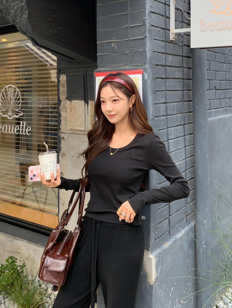 Phối đồ đen cần chú ý tỷ lệ cơ thể. Áo quá dài hoặc quần cạp thấp dễ “dìm” chiều cao. Giữ tỷ lệ cân đối giúp vóc dáng thanh thoát, hiện đại hơn.