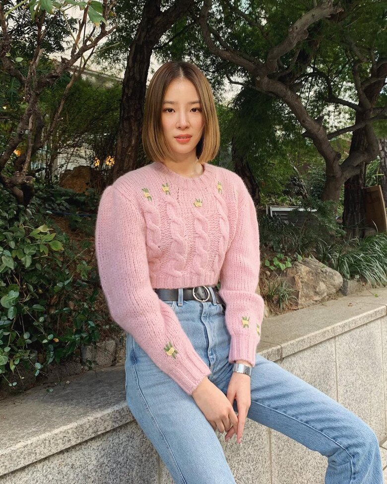 Mặc áo len cổ lọ hay cổ tròn để trông gầy hơn? Chị em có gu luôn dùng công thức này để không bao giờ sai - 14