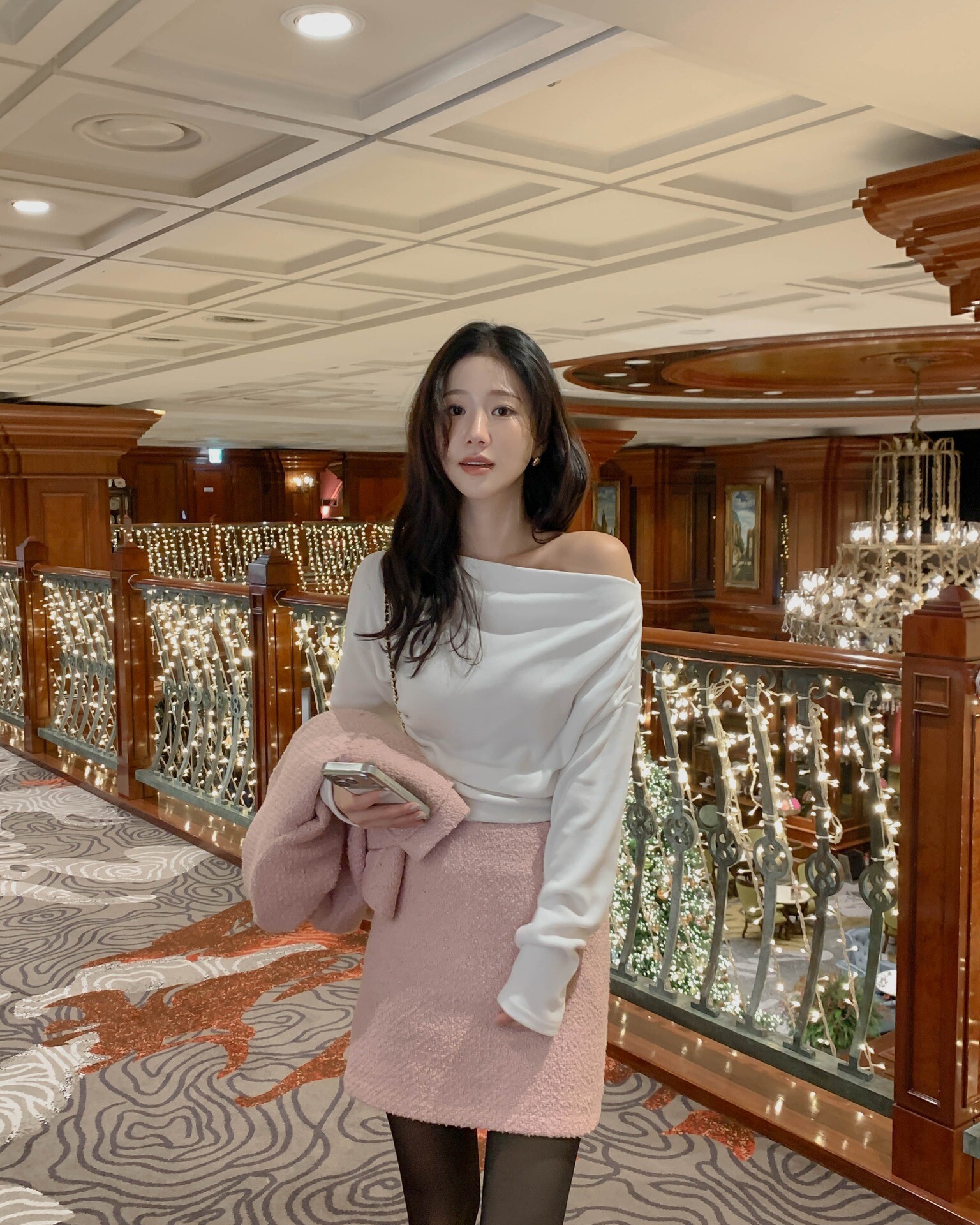 Chân váy ngắn giúp khoe trọn phần chân – yếu tố then chốt tạo cảm giác cao ráo. Gái Hàn thường chọn váy chữ A hoặc váy xếp ly dài vừa phải, vừa trẻ trung vừa tinh tế, giúp chiều cao thị giác được “ăn gian” đáng kể.