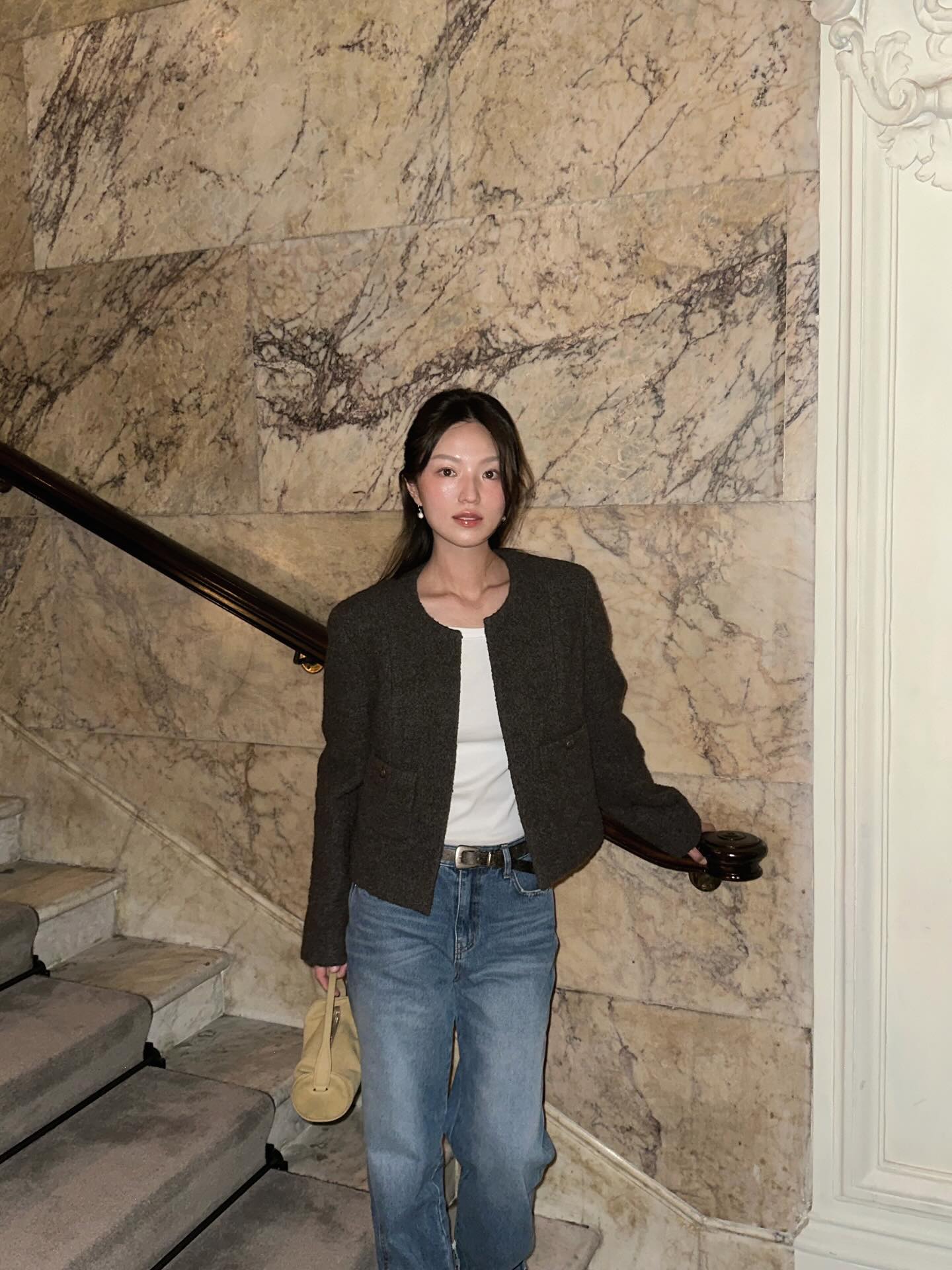 Áo khoác lửng là món đồ “ruột” của gái Hàn thấp bé nhờ khả năng rút ngắn phần thân trên. Khi áo kết thúc ngang eo hoặc trên eo nhẹ, tỷ lệ cơ thể lập tức thay đổi, giúp đôi chân trông dài hơn và vóc dáng cao ráo hơn rõ rệt.