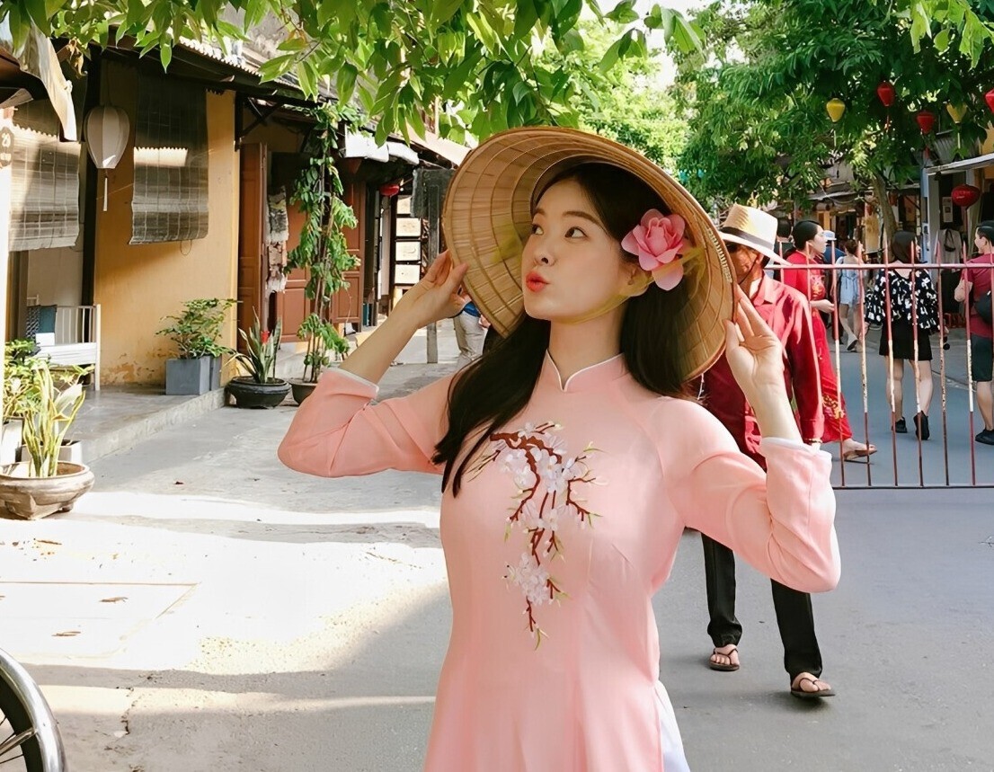 Người đẹp từng gây sốt khi diện áo dài trong chuyến du lịch Hội An, Việt Nam.