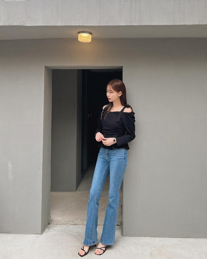 Quần jeans ống loe giúp kéo dài đôi chân theo cách tinh tế nhờ thiết kế ôm nhẹ phần đùi và loe dần xuống dưới. Kiểu quần này đặc biệt phù hợp với người có bắp chân to hoặc chiều cao khiêm tốn, giúp vóc dáng trông thanh thoát hơn.