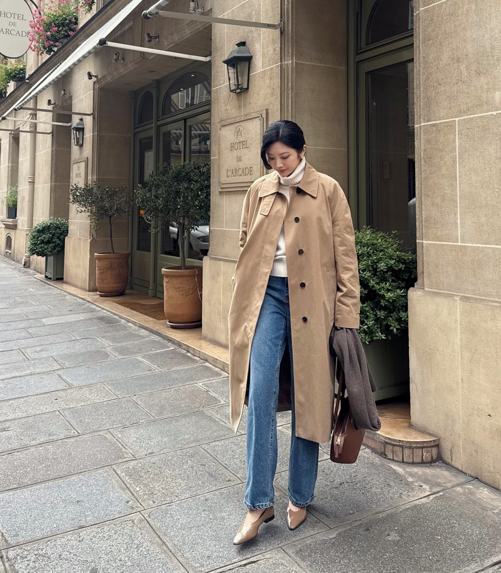 Quần jeans ống đứng được hội mặc đẹp ưa chuộng vì khả năng che khuyết điểm rất tốt. Phom ống suôn thẳng giúp đôi chân trông gọn gàng, cân đối hơn, đồng thời phù hợp với nhiều vóc dáng, từ người thấp bé đến dáng đầy đặn.