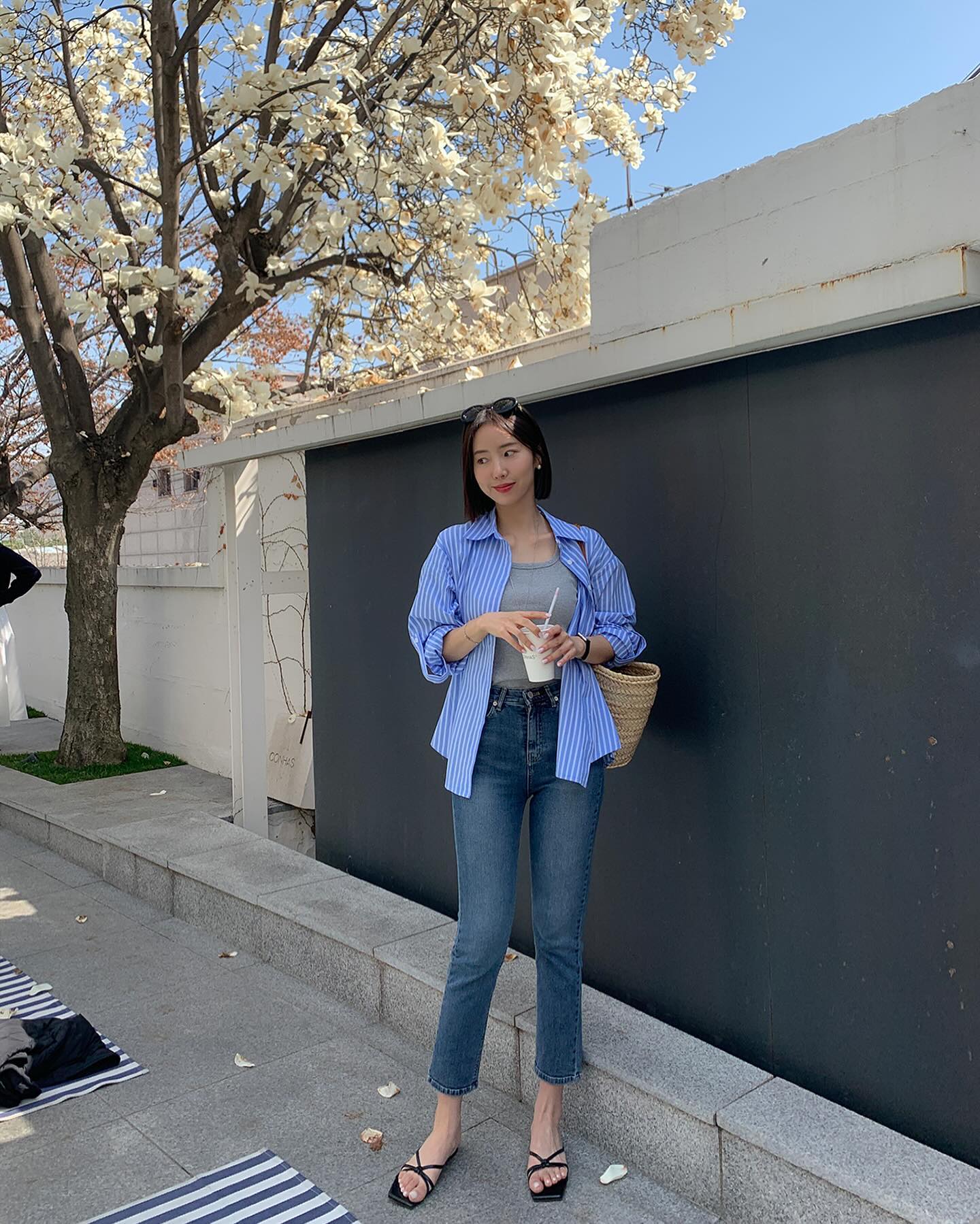 Hội mặc đẹp thi nhau amp;#34;lăng xêamp;#34; 3 kiểu quần jeans này vì che khuyết điểm khéo, mặc lên tôn dáng thấy rõ - 7