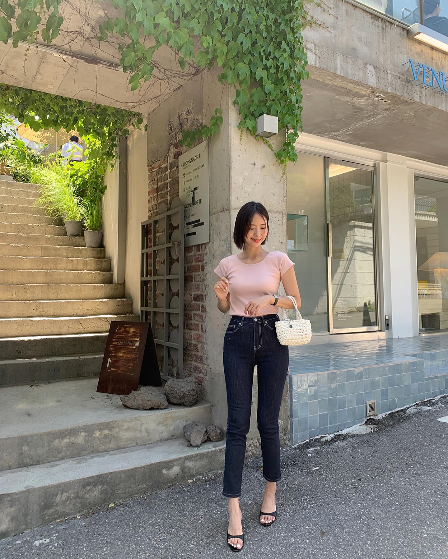 Skinny jeans vẫn giữ chỗ đứng nhờ khả năng tôn dáng rõ rệt nếu chọn đúng phom. Chất liệu co giãn vừa phải giúp ôm gọn đôi chân, tạo cảm giác thon thả. Khi kết hợp cùng cạp cao và áo dáng dài, skinny jeans trông gọn gàng hơn hẳn.