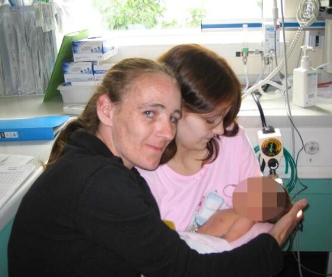 Tressa Middleton sinh con năm 12 tuổi, mẹ ruột phụ chăm bé.