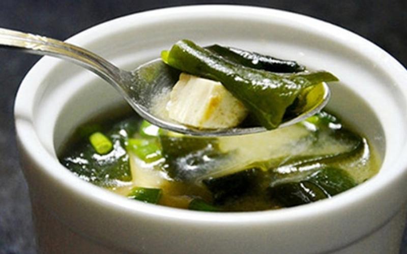 Canh bông cải rong biển.