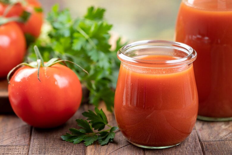 Cà chua giàu lycopene, giúp bảo vệ da khỏi tia UV, hạn chế sạm nám và lão hóa sớm, được ví như kem chống nắng tự nhiên khi bổ sung đều đặn.