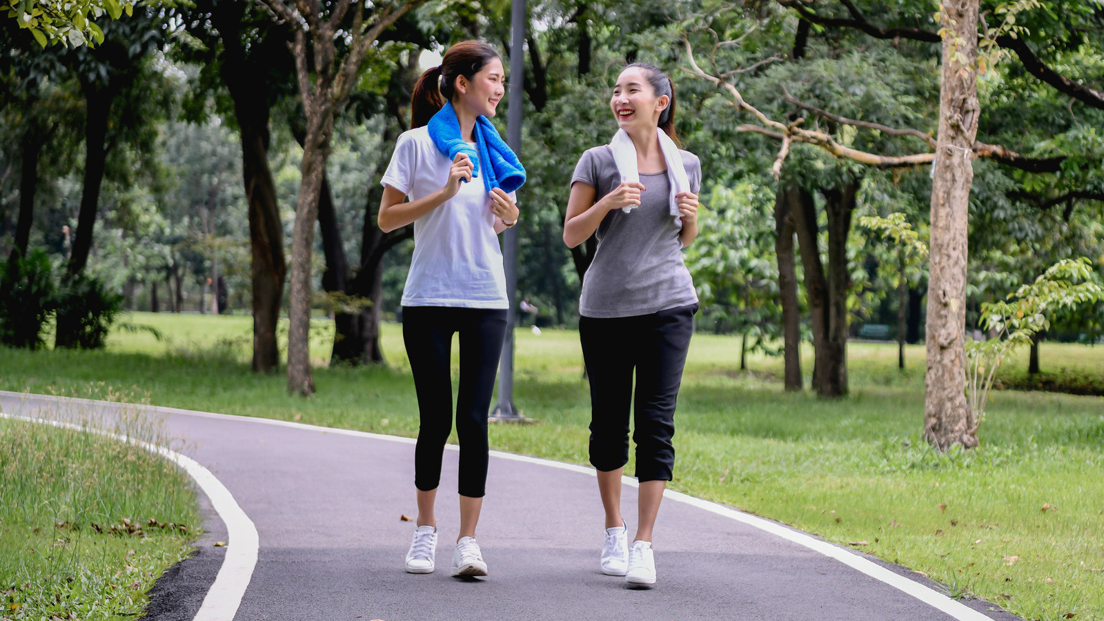 Đi bộ ngoài trời có thể giúp tiêu thụ thêm calo so với việc đi bộ trên máy với cùng một mức tốc độ.