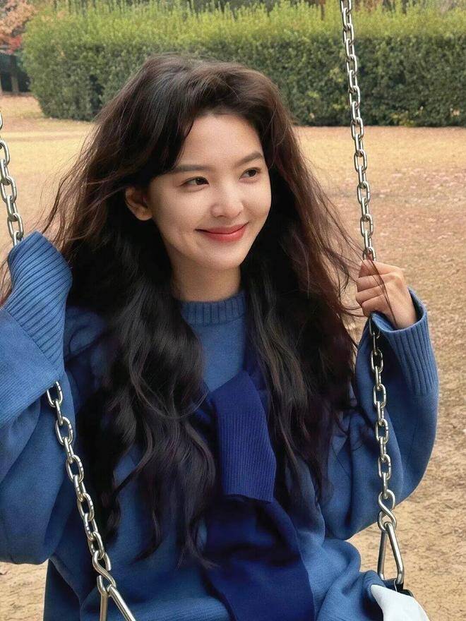 Khi Chương Nhược Nam bắt đầu giai đoạn chuyển đổi sự nghiệp, cô cũng thử kiểu tóc bồng bềnh, gợn sóng để trông trưởng thành và tinh tế hơn.