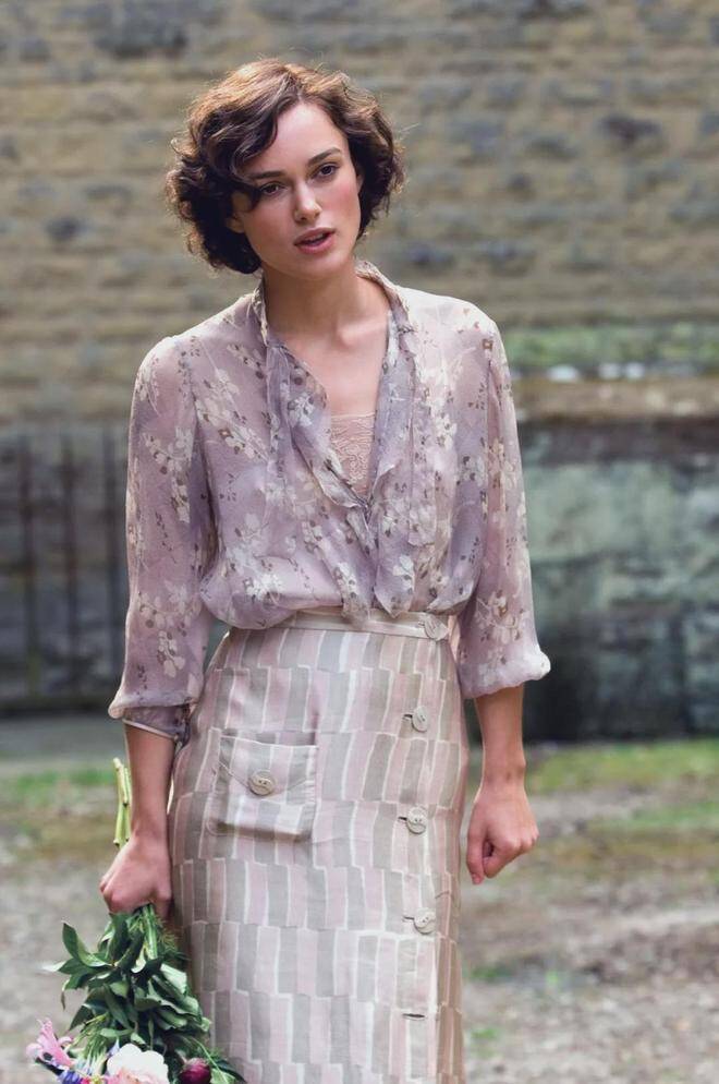 Kiểu tóc ngắn xoăn của Keira Knightley trong phim Atonement là ví dụ điển hình cho một lựa chọn thành công nhờ được tạo kiểu chuẩn xác.