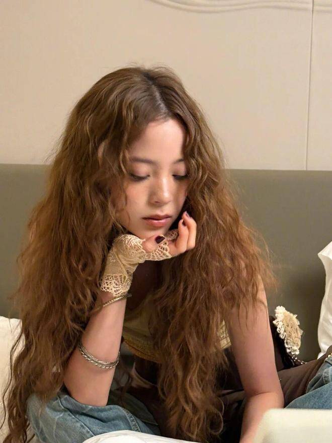 Kiểu tóc xoăn nổi tiếng của Âu Dương Na Na sử dụng lô cuốn khoảng 19mm.