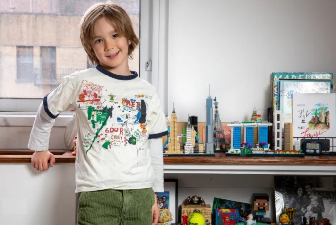 Wilder McGraw bên những kỷ vật trong hành trình 7 châu lục đã đi qua. Ảnh: Jordi Lippe-McGraw cung cấp