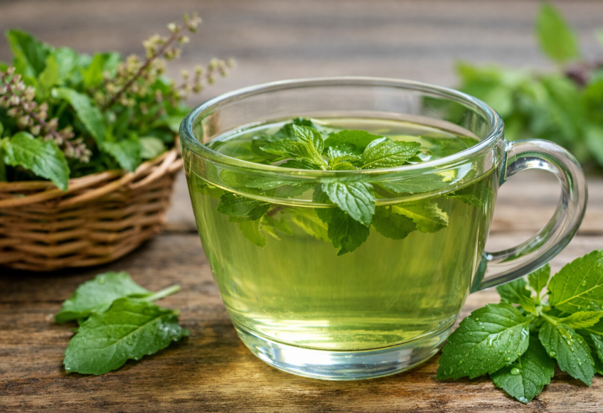 Nước lá húng quế - thức uống thảo dược tốt cho sức khỏe.