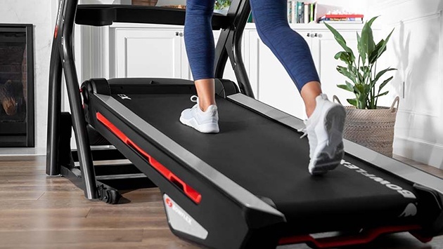 Đi bộ dốc là bài tập cardio tận dụng độ dốc cường độ trung bình.
