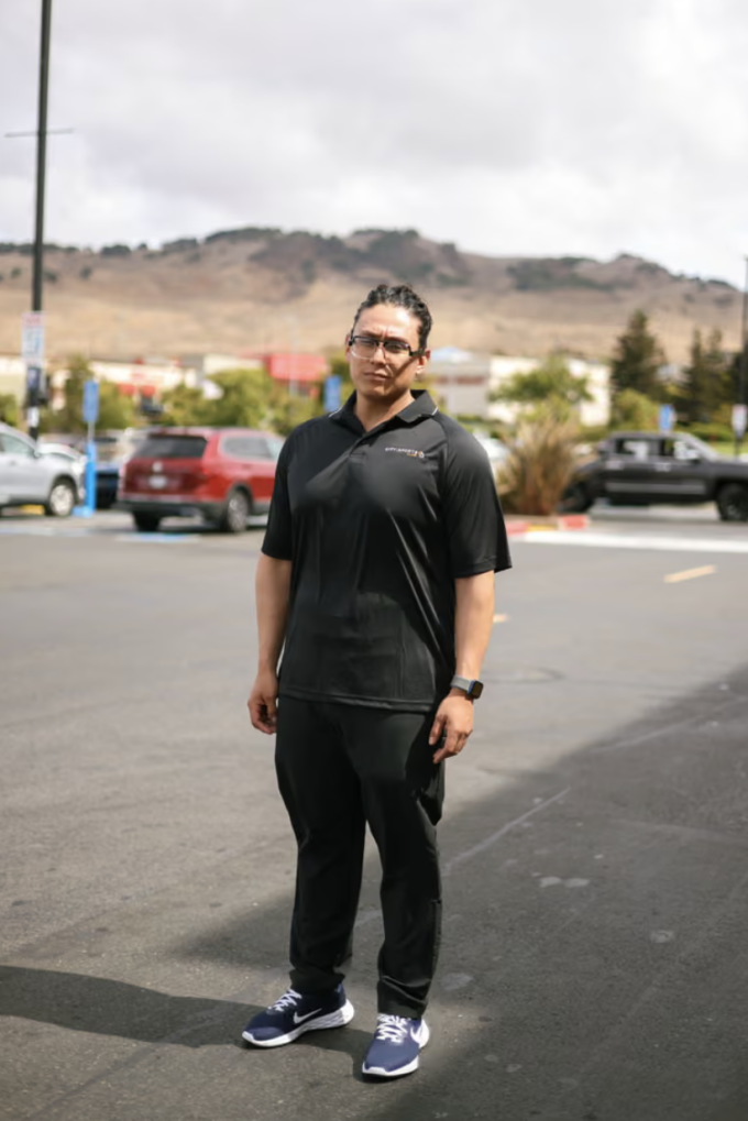 Jorge, một huấn luyện viên cá nhân 30 tuổi, sống ở Vallejo cùng với chị gái và bố mẹ. Ảnh: Arielle Domb/The Guardian