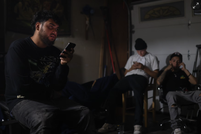 Daniel (trái) và bạn bè thường tụ tập trong gara của gia đình để đảm bảo an toàn Ảnh: Arielle Domb/The Guardian