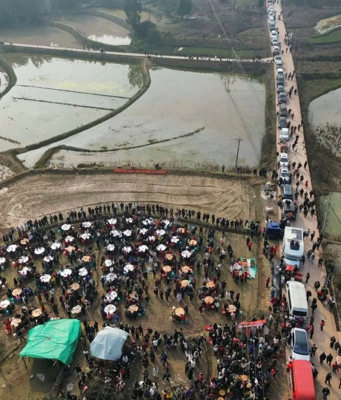 Cảnh tắc đường ở làng Qingfu, quận Hợp Xuyên, Trùng Khánh vì 10.000 lượt khách đến ăn lòng lợn. Ảnh: World Journal