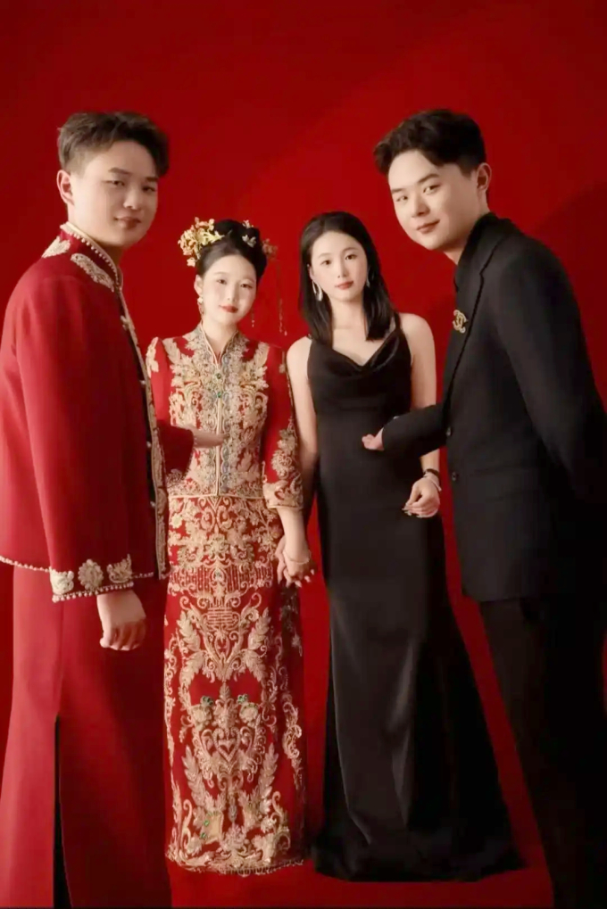 Hai cặp dâu rể trong ngày cưới.  Ảnh: Jiupai News