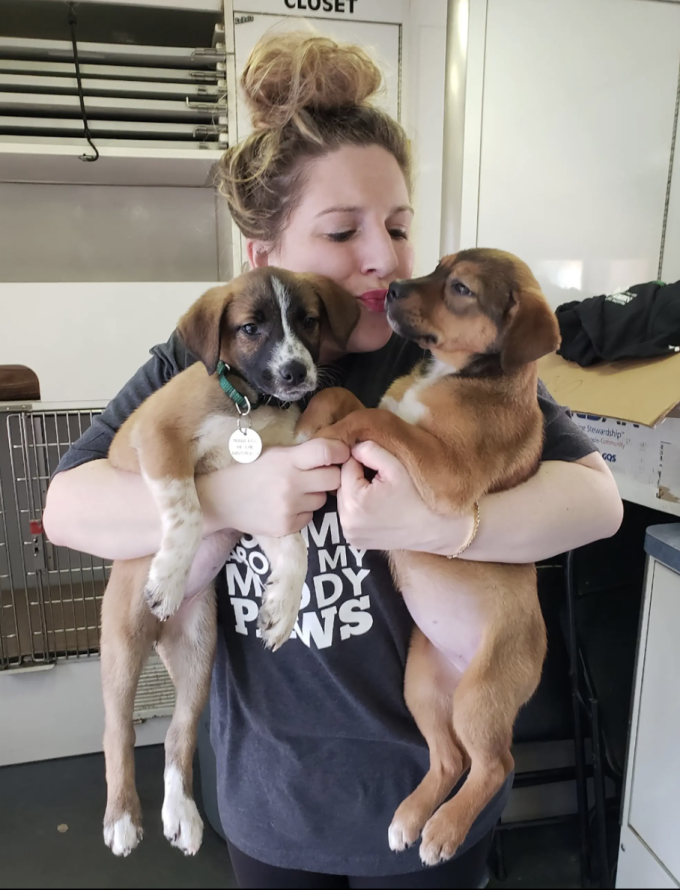 Lauren Wire ưu tiên việc dắt chó đi dạo vì thấy thoải mái hơn đi hẹn hò. Ảnh: @Lauren Wire