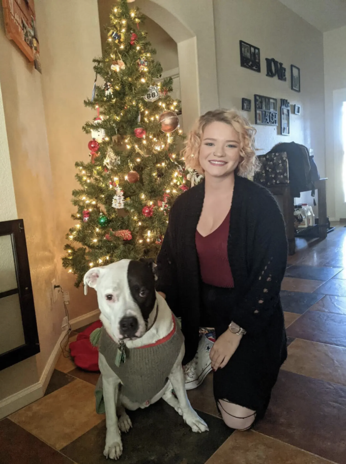 Sam Kersnick, 28 tuổi ở Brooklyn, từ bỏ các ứng dụng hẹn hò vì mất niềm tin, thay vào đó cô thích dắt thú cưng đi dạo. Ảnh: @Sam Kersnick