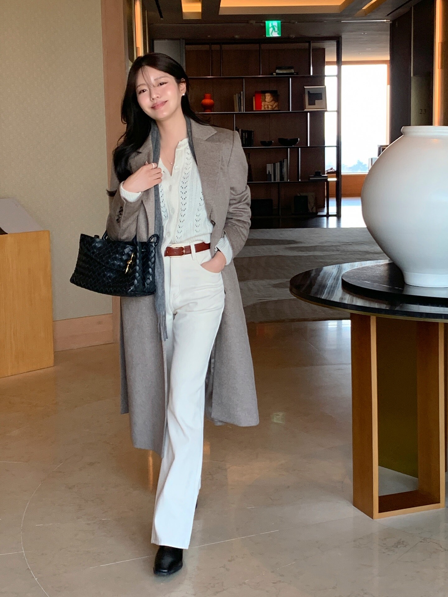 Quần jeans kết hợp với 5 kiểu áo này chính là amp;#34;chân áiamp;#34;, chị em đi làm thanh lịch lại không lo lỗi mốt - 1