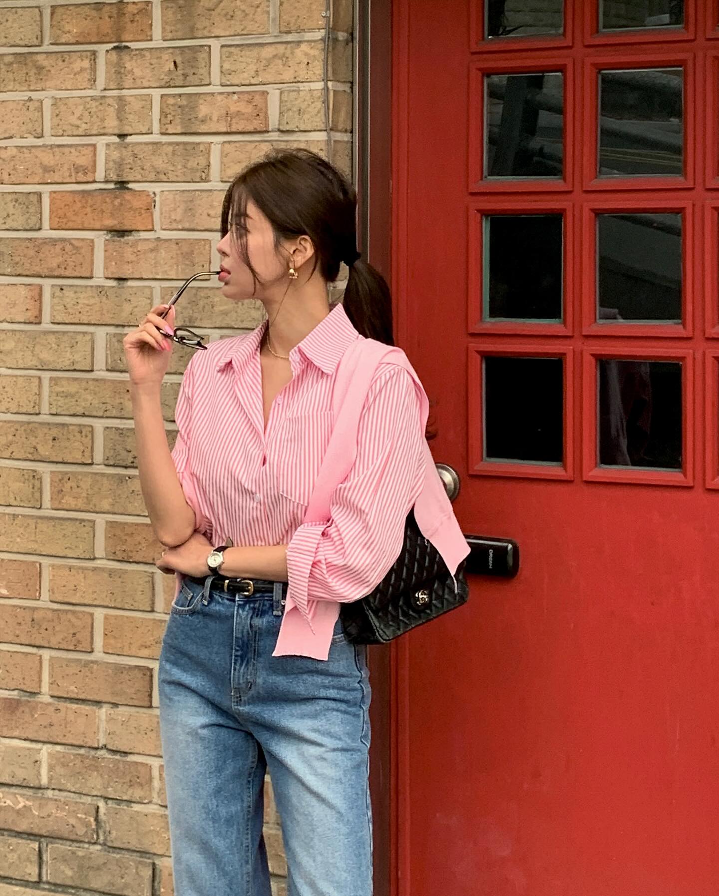 Quần jeans kết hợp với 5 kiểu áo này chính là amp;#34;chân áiamp;#34;, chị em đi làm thanh lịch lại không lo lỗi mốt - 2