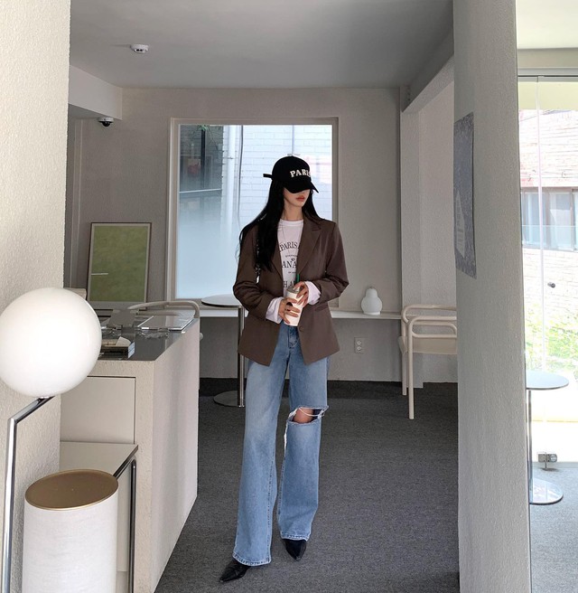 Quần jeans kết hợp với 5 kiểu áo này chính là amp;#34;chân áiamp;#34;, chị em đi làm thanh lịch lại không lo lỗi mốt - 11