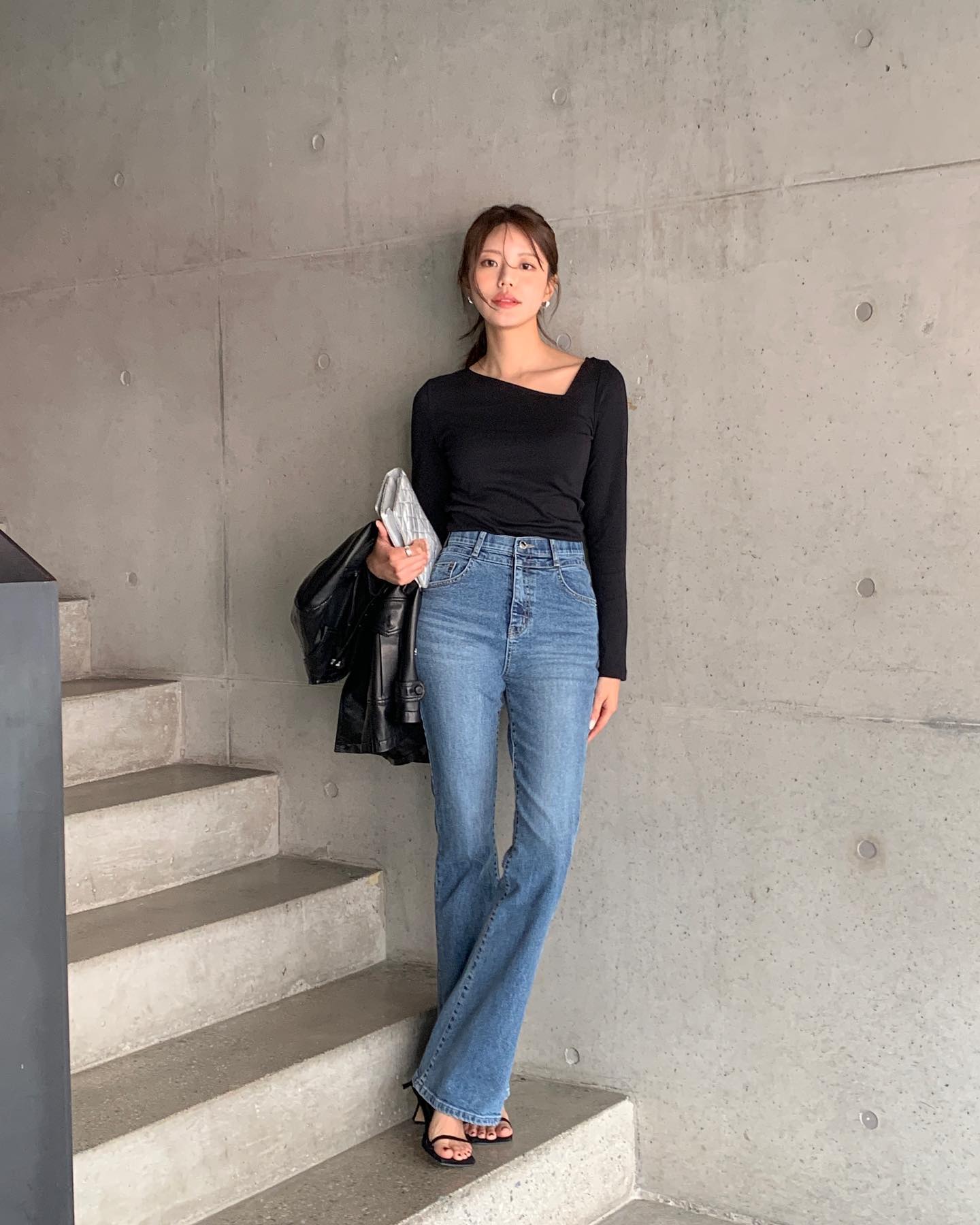 Áo dài tay trơn màu kết hợp quần jeans tạo nên outfit tối giản, gọn gàng. Công thức này dễ áp dụng hằng ngày, mặc được lâu dài và phù hợp với nhiều môi trường làm việc.