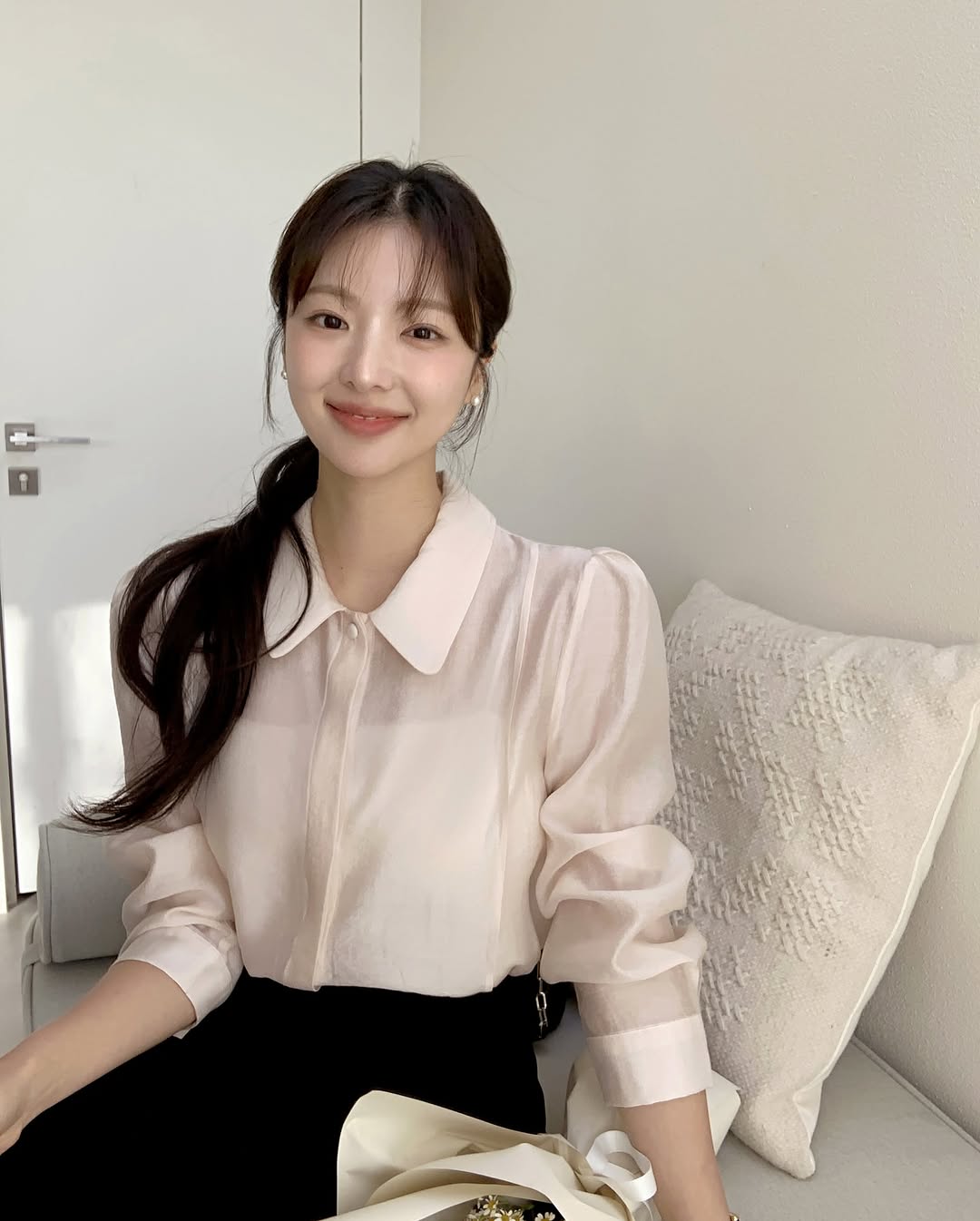 Kết hợp quần jeans với áo sơ mi mang lại vẻ ngoài gọn gàng, chỉn chu. Chỉ cần sơ vin khéo léo và chọn phom vừa vặn, set đồ công sở sẽ trở nên thanh lịch và hiện đại.