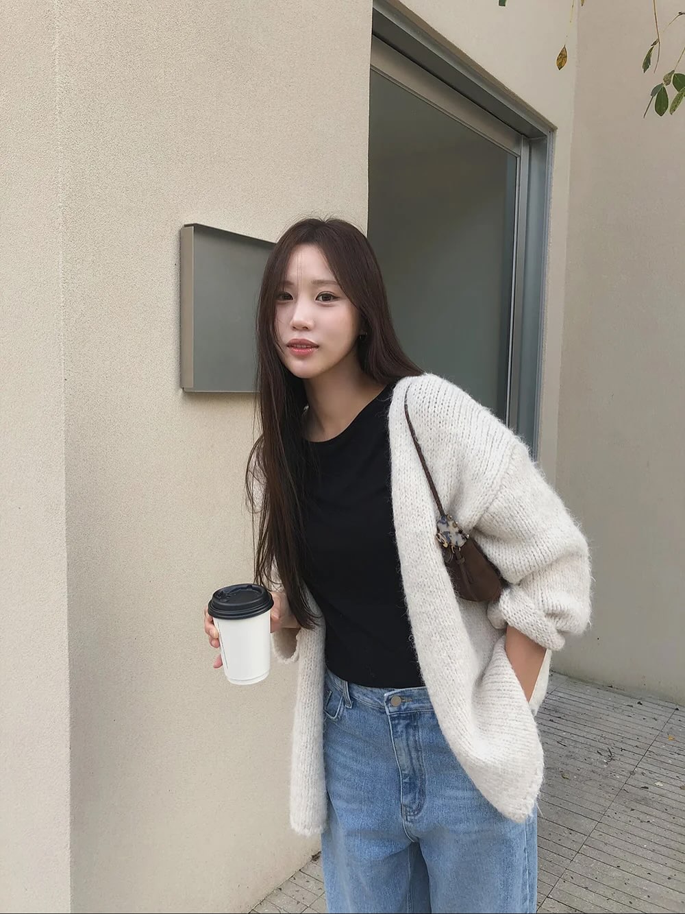 Quần jeans kết hợp với 5 kiểu áo này chính là amp;#34;chân áiamp;#34;, chị em đi làm thanh lịch lại không lo lỗi mốt - 4