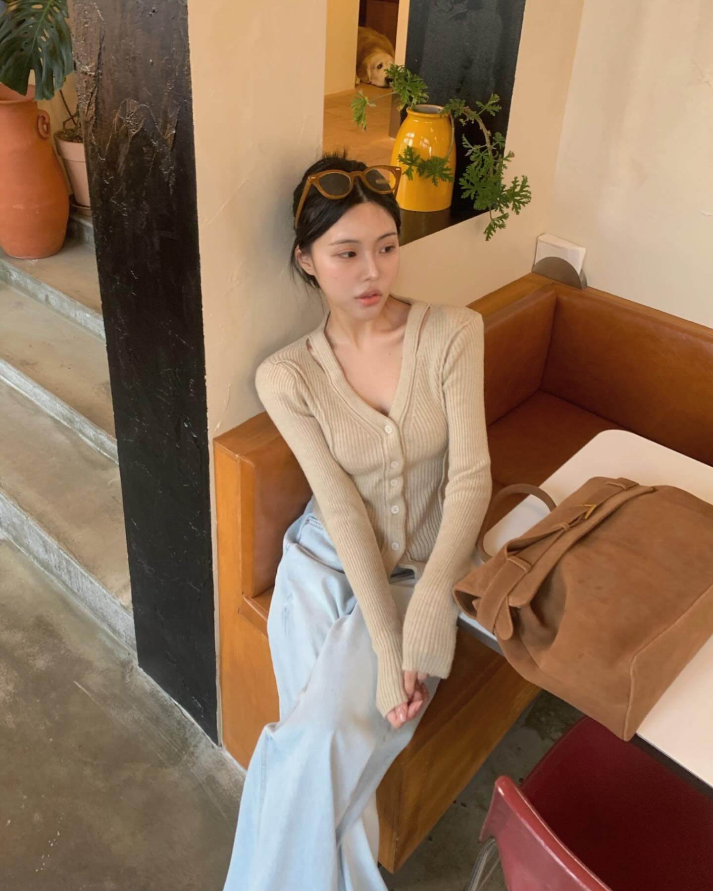 Quần jeans kết hợp với 5 kiểu áo này chính là amp;#34;chân áiamp;#34;, chị em đi làm thanh lịch lại không lo lỗi mốt - 5