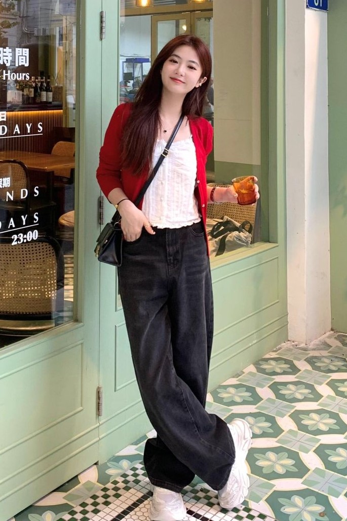 Áo cardigan giúp quần jeans bớt casual, tạo cảm giác mềm mại và dễ chịu. Khi chọn cardigan dáng gọn, set đồ vừa đủ lịch sự để đi làm, vừa trẻ trung, không lo lỗi mốt.