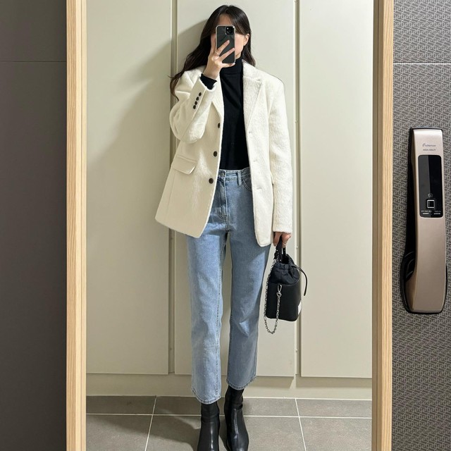 Quần jeans kết hợp với 5 kiểu áo này chính là amp;#34;chân áiamp;#34;, chị em đi làm thanh lịch lại không lo lỗi mốt - 10