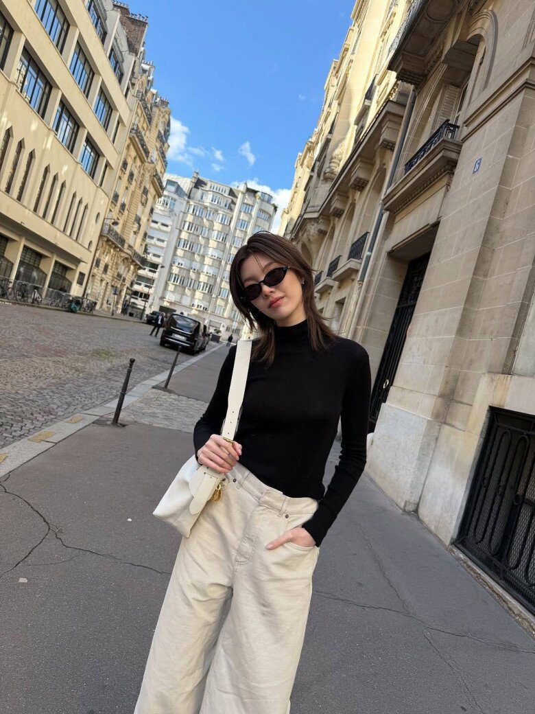 Mặc áo len đen suốt mùa đông không sợ bị chê già xấu nếu bạn biết 8 công thức phối đồ sành điệu và amp;#34;hackamp;#34; tuổi - 2