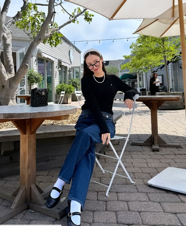 Mặc áo len đen suốt mùa đông không sợ bị chê già xấu nếu bạn biết 8 công thức phối đồ sành điệu và amp;#34;hackamp;#34; tuổi - 4