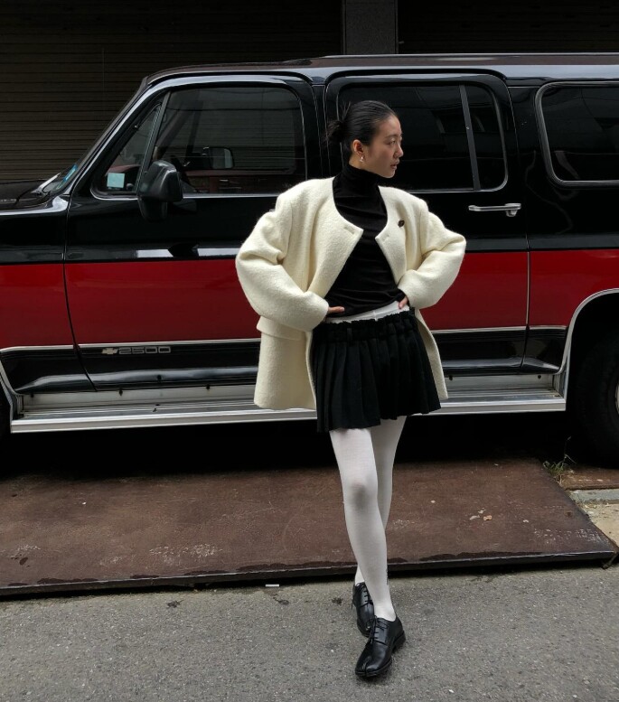 Mặc áo len đen suốt mùa đông không sợ bị chê già xấu nếu bạn biết 8 công thức phối đồ sành điệu và amp;#34;hackamp;#34; tuổi - 7