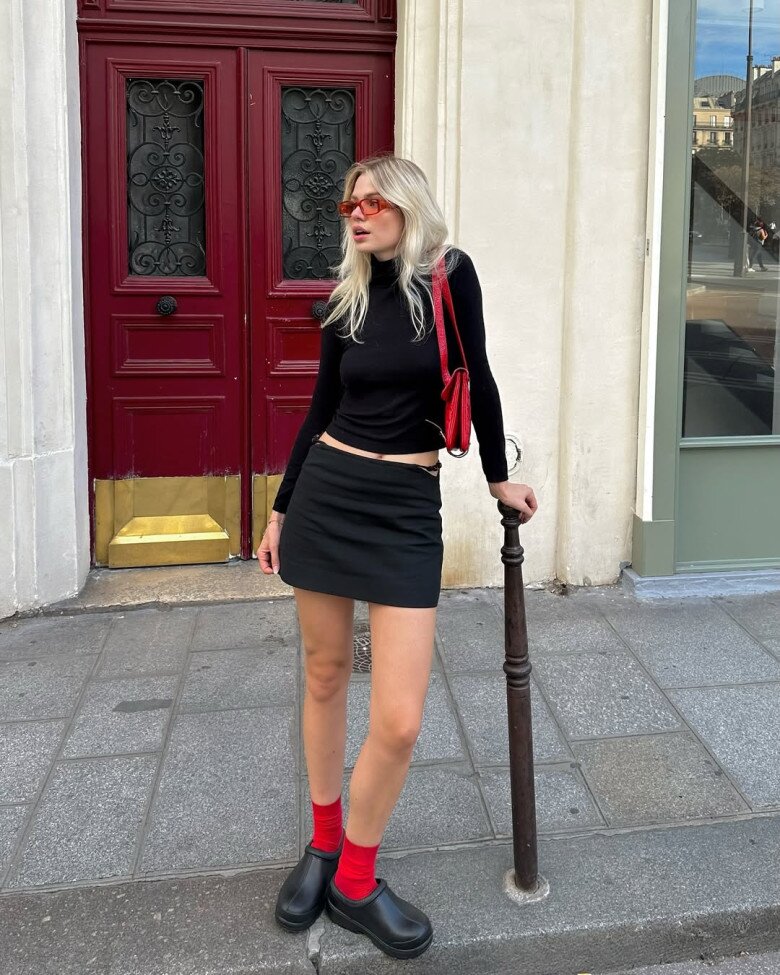 Mặc áo len đen suốt mùa đông không sợ bị chê già xấu nếu bạn biết 8 công thức phối đồ sành điệu và amp;#34;hackamp;#34; tuổi - 8