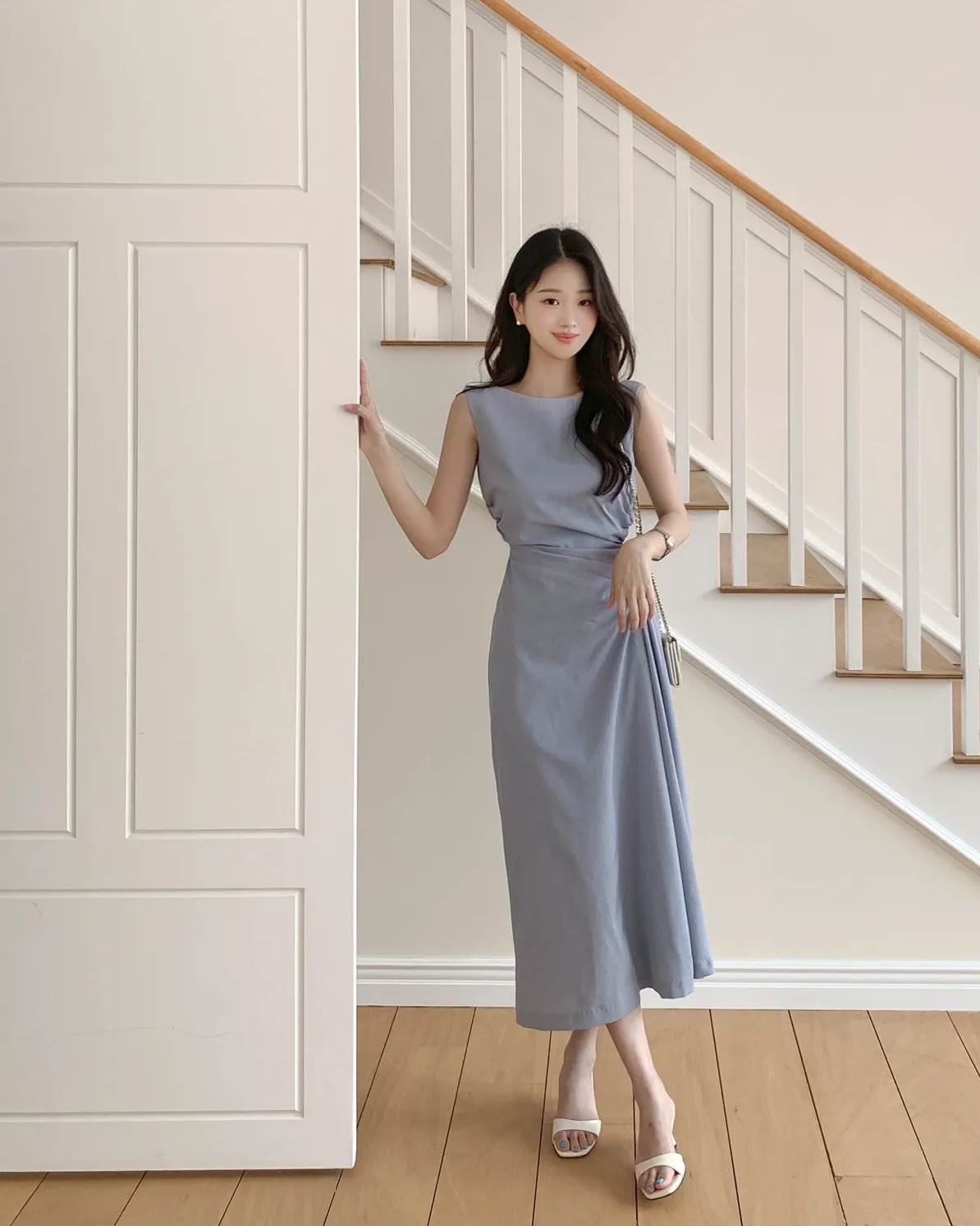 Váy liền sáng màu giúp diện mạo trông tươi tắn và rạng rỡ hơn. Các gam màu nhẹ nhàng kết hợp phom váy đơn giản giúp che khuyết điểm, đồng thời mang lại cảm giác trẻ trung, hiện đại, rất được mỹ nhân Hàn ưu ái lựa chọn.