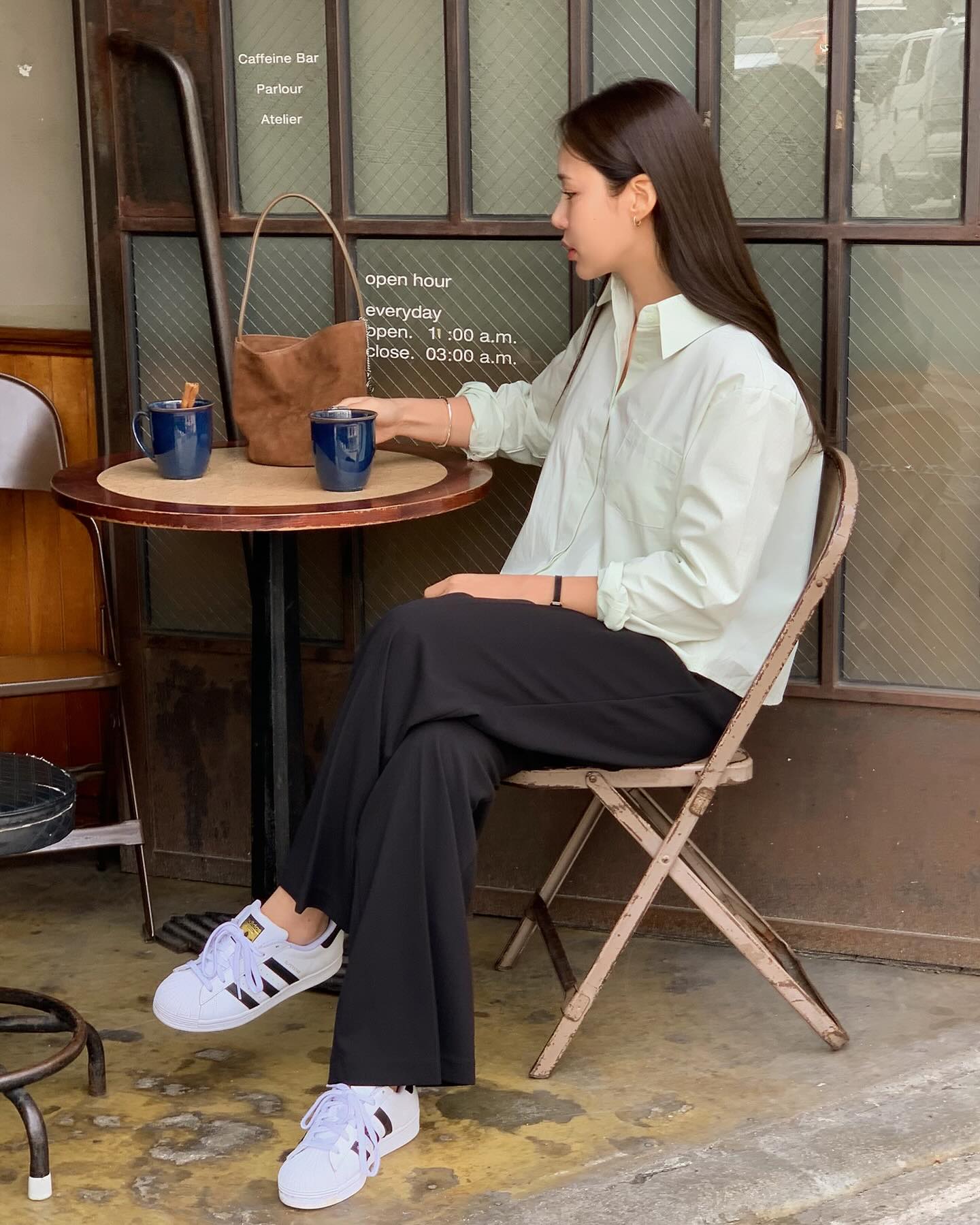 Sneaker giúp cân bằng vẻ ngoài, mang lại cảm giác khỏe khoắn và trẻ trung hơn so với giày cao gót. Những đôi sneaker tối giản, màu trung tính giúp tổng thể trang phục bớt nghiêm túc, tạo hiệu ứng “hack tuổi” rõ rệt mà vẫn giữ được sự tinh tế cần thiết.