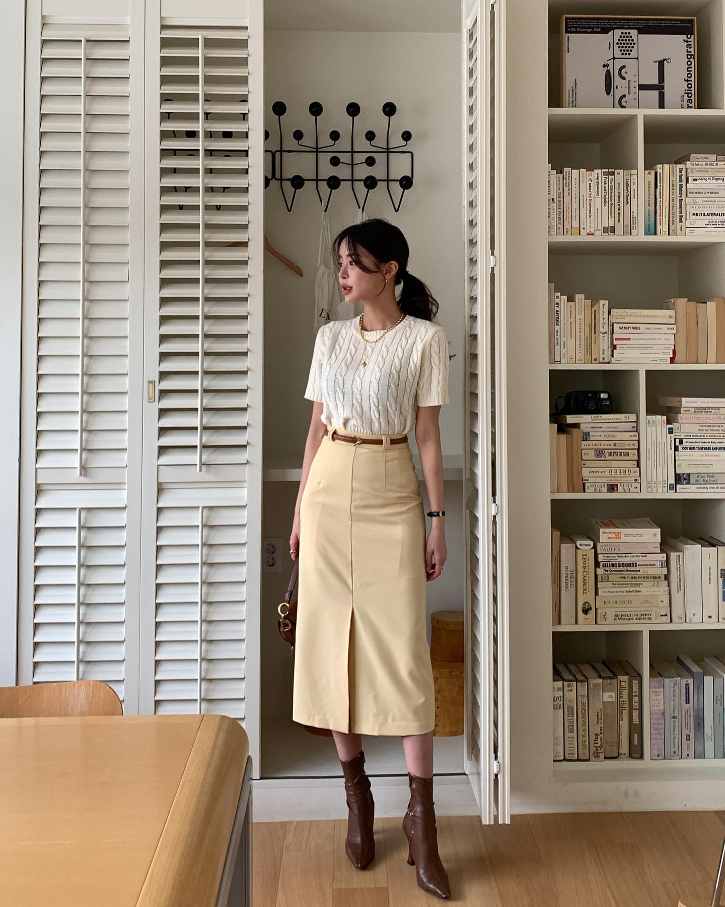 Áo len cộc tay giúp tổng thể trang phục trông gọn gàng và trẻ trung hơn so với áo dài tay truyền thống. Chất liệu mềm, dáng áo vừa vặn tạo cảm giác nhẹ nhàng, không nặng nề, rất phù hợp với phụ nữ ngoài 40 muốn mặc trẻ mà không bị lố.