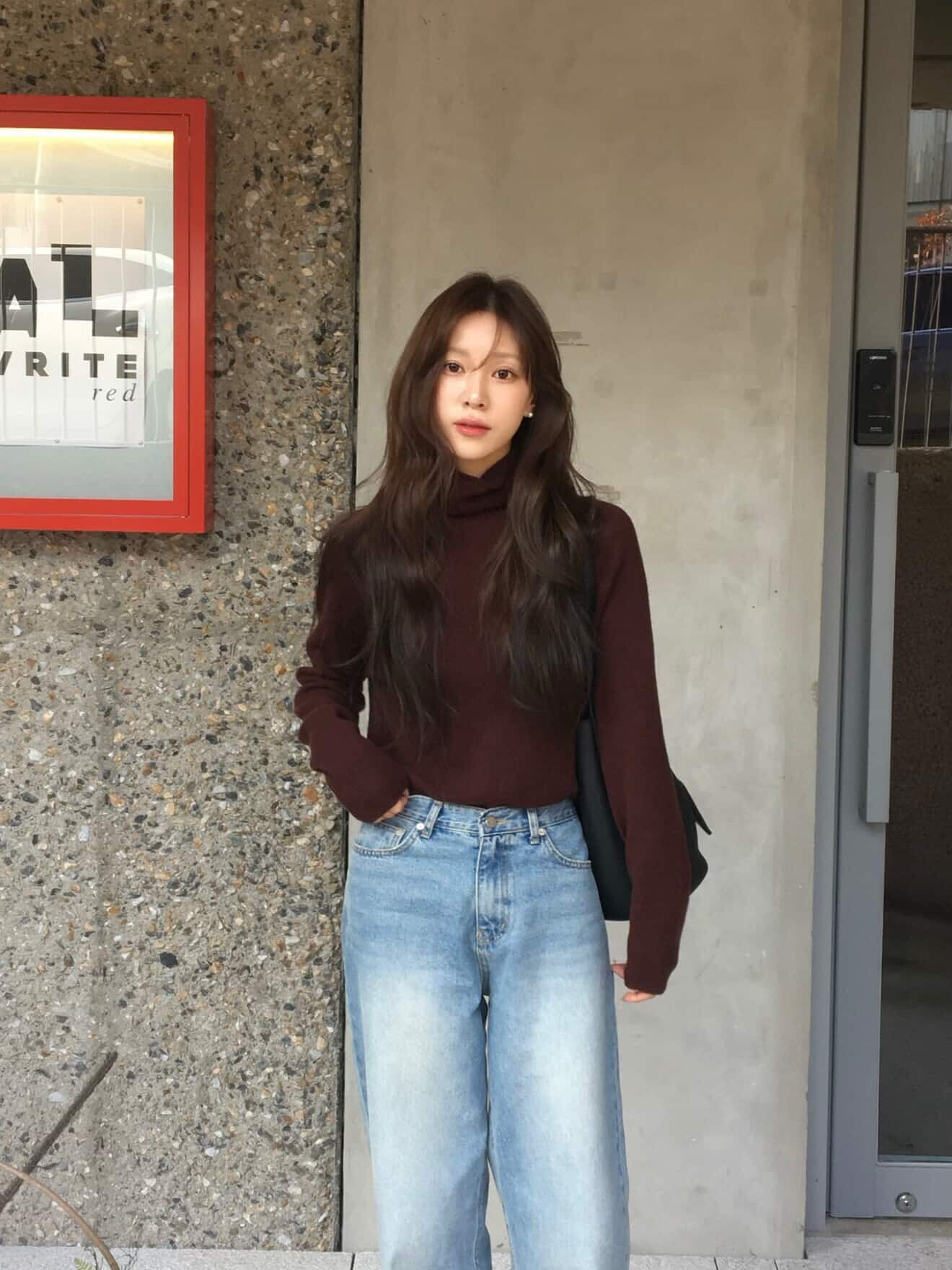 Quần jeans là món đồ không tuổi được mỹ nhân Hàn ưa chuộng. Các dáng jeans ống đứng, ống suông hoặc cạp cao giúp tôn dáng, mang lại cảm giác năng động và hiện đại, góp phần giúp diện mạo trông trẻ trung hơn rõ rệt.