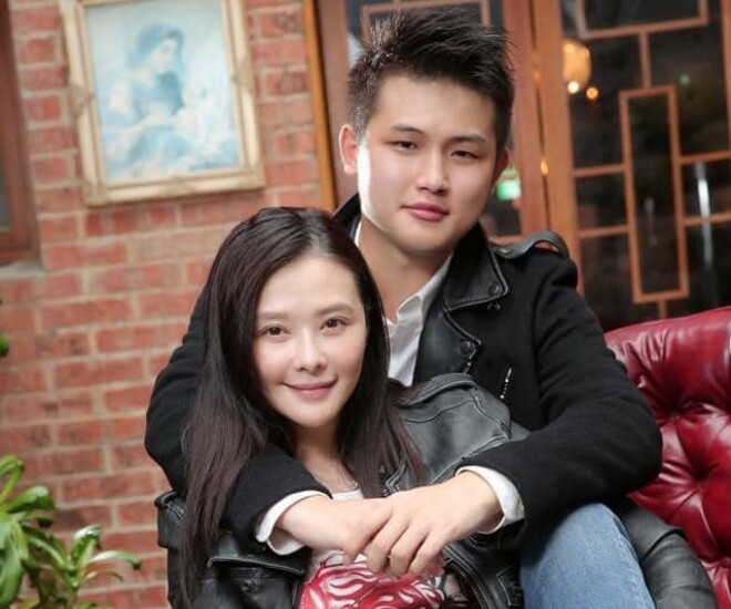 Tiêu Thục Thận và chồng trẻ kém 15 tuổi.