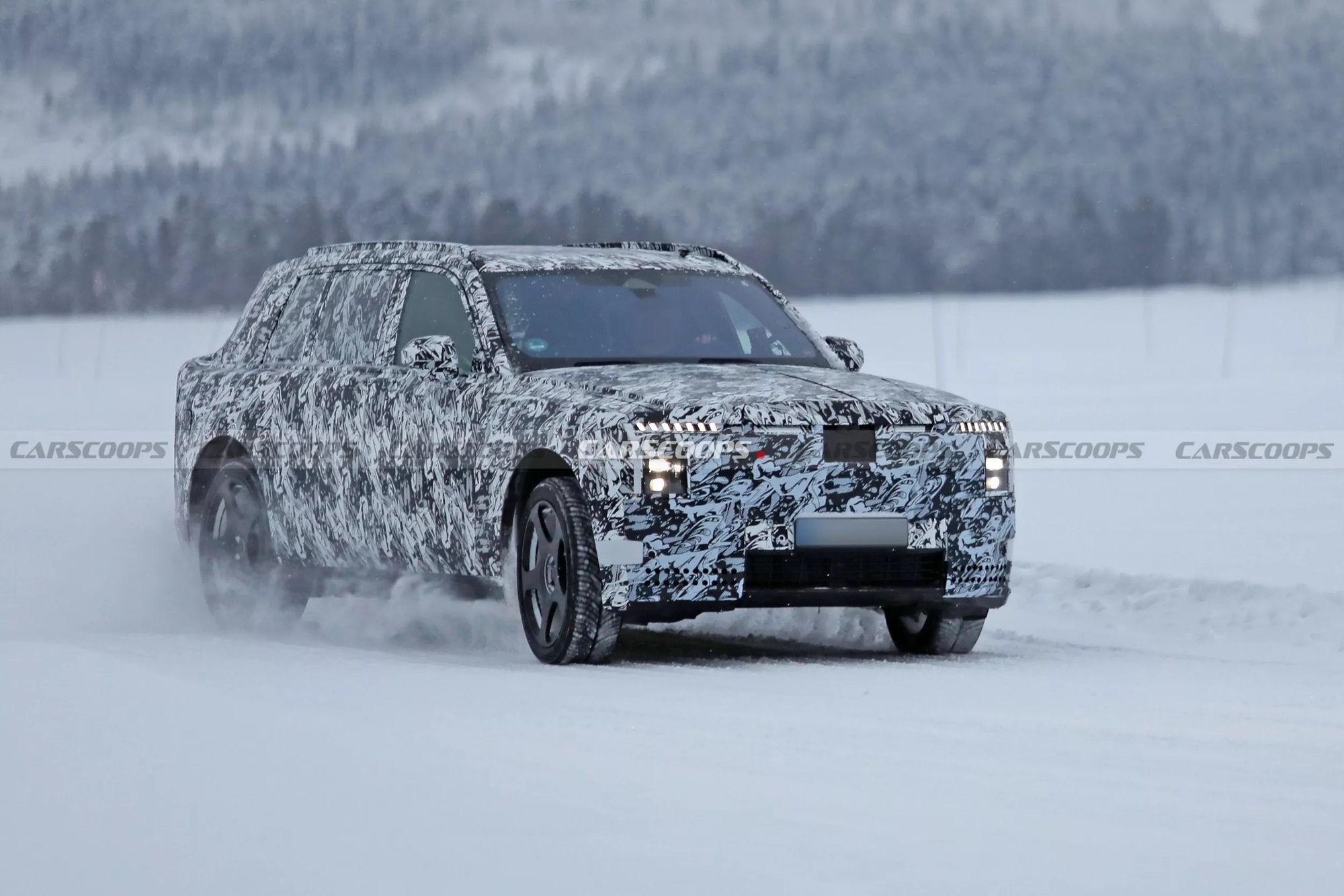Rolls-Royce Cullinan đời mới lộ diện: Cụm đèn khác lạ, động cơ điện mới hoàn toàn- Ảnh 1.