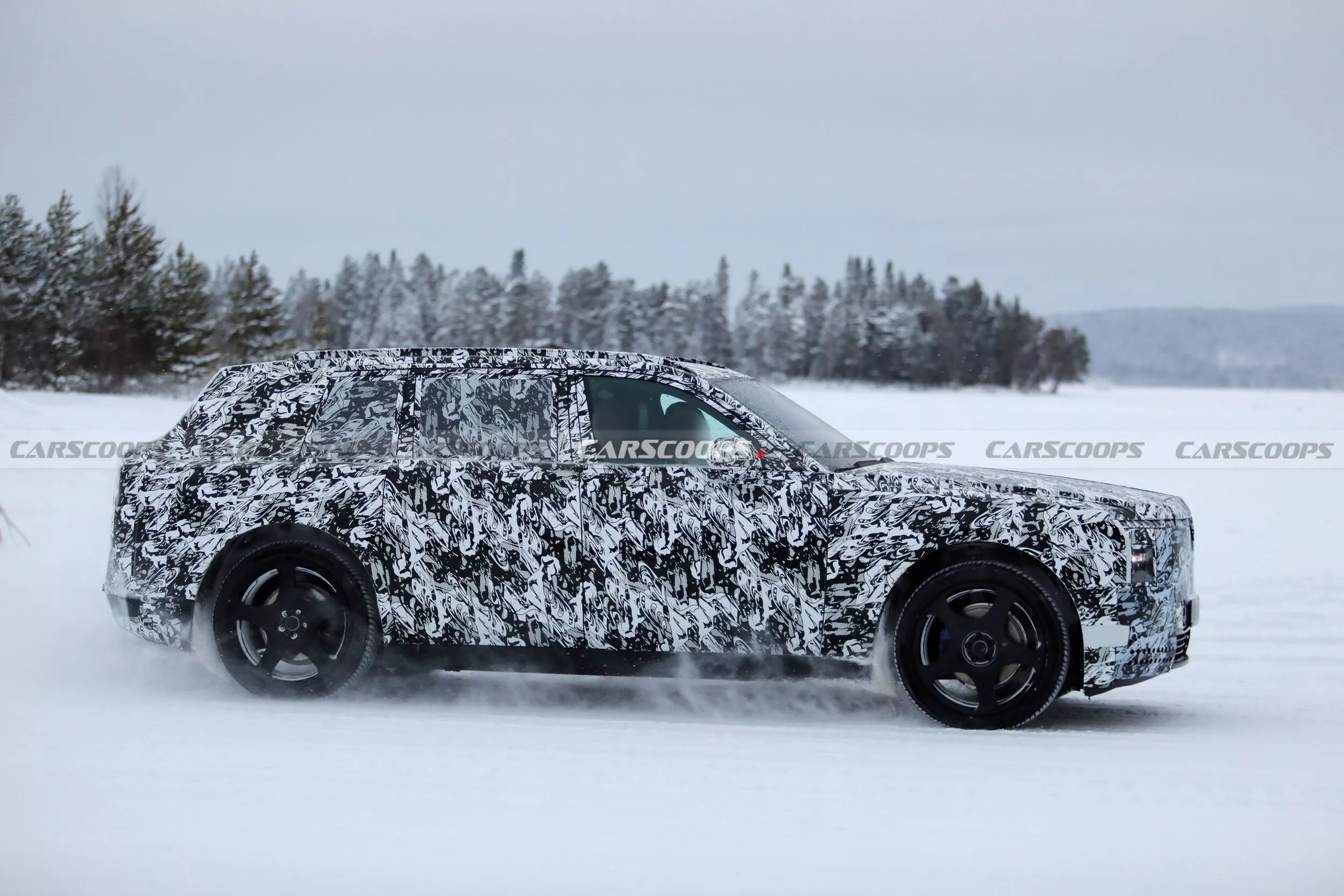 Rolls-Royce Cullinan đời mới lộ diện: Cụm đèn khác lạ, động cơ điện mới hoàn toàn- Ảnh 2.