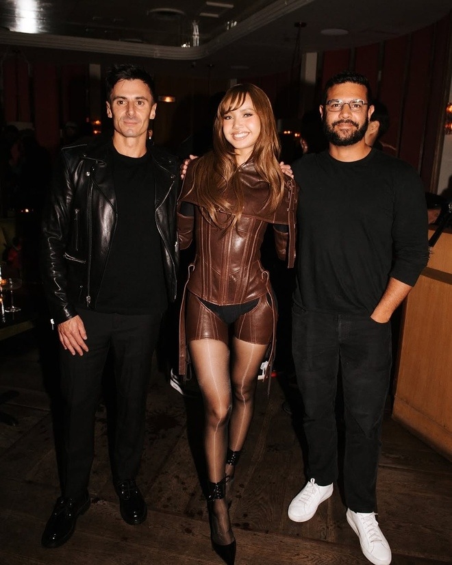 Tháng 3/2025, em út Blackpink tiếp tục gây tranh luận với bộ trang phục trong tiệc quảng bá Alter Ego. Lisa diện bộ đồ mang phong cách cyberpunk, để hở toàn bộ vòng ba phía sau. Nhiều ý kiến cho rằng Lisa lạm dụng phô trương hình thể. Ảnh: Pinterest