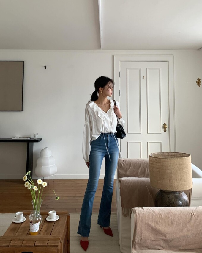 Quần ống loe có khả năng ăn gian chiều cao nhờ thiết kế ôm nhẹ phần đùi và loe dần xuống dưới. Kiểu quần này giúp kéo dài đôi chân theo hiệu ứng thị giác, đặc biệt hiệu quả khi kết hợp với áo dáng ngắn hoặc sơ vin gọn gàng.