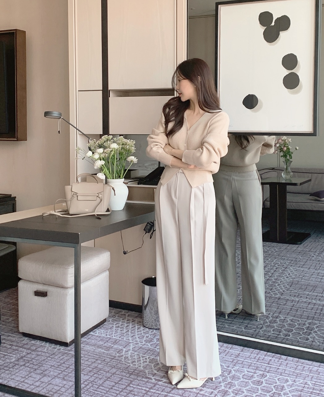 Quần âu ống suông giúp che khuyết điểm phần đùi và bắp chân, đồng thời tạo hiệu ứng vóc dáng thanh thoát. Khi chọn dáng cạp cao, ống vừa phải và chất liệu đứng phom, kiểu quần này giúp hội nấm lùn trông cao ráo mà vẫn thanh lịch.