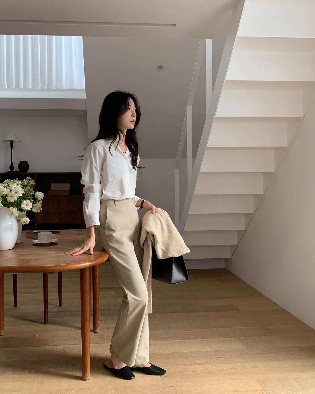 Quần âu là nền tảng của phong cách gọn gàng và nghiêm túc. Phom quần đứng, cạp cao giúp vóc dáng trông cân đối hơn. Dù phối với áo bình dân, quần âu vẫn giữ được vẻ lịch sự, khiến tổng thể trang phục trông sang hơn.